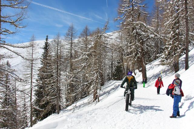 Moutainbiking im Schnee ist zwar eine Randsportart, aber eine lässige Alternative zu herkömmlichen Wintersportarten.