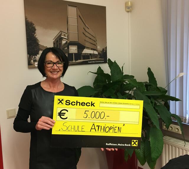 Sabine Winkler bei der Spendenübergabe für Schule Äthiopien.