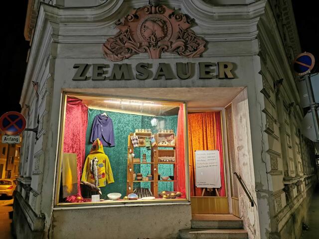 Die Auslage der ehemaligen Bäckerei/Kaufhaus Zemsauer steht regionalen Künstlern offen.