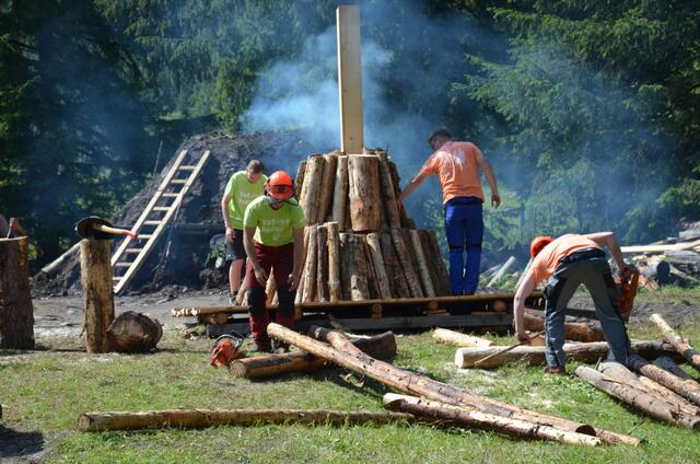 Die Landjugend Unternberg – hier zu sehen beim Kohlemeilerbau – hat für das Projekt „Holzkohlenherstellung “ Gold entgegen nehmen  dürfen.  | Foto: Landjugend Salzburg