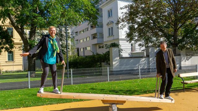 Noch-Bezirksvorsteherin Uschi Lichtenegger (l.) bei der Eröffnung des Else-Feldmann-Parks mit dem grünen Bezirksvorsteher Stellvertreter Bernhard Seitz.