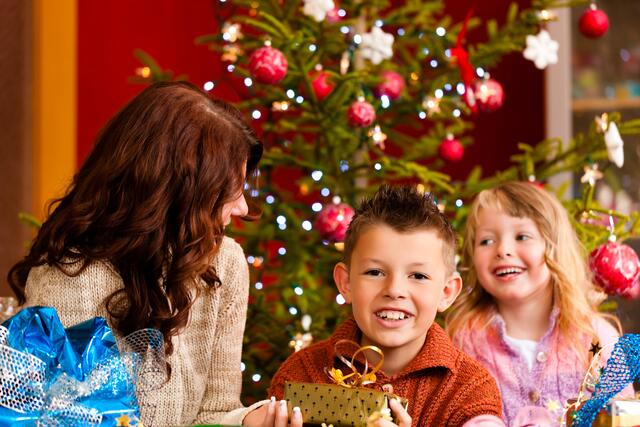 Auch die Händler in der Region halten Passendes bereit, damit Kinderaugen an Heiligabend strahlen. | Foto:  Kzenon - Fotolia