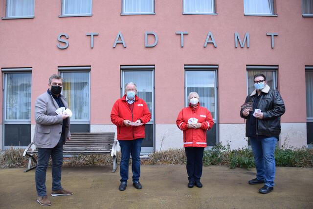 Bürgermeister Paul Mahr, Leiter des Soma-Marktes Helmut Schatzl, Claudia Heimann vom Roten Kreuz Marchtrenk und Sozialstadtrat Christoph Schneeberger bei der Gutscheinübergabe (v.l.).