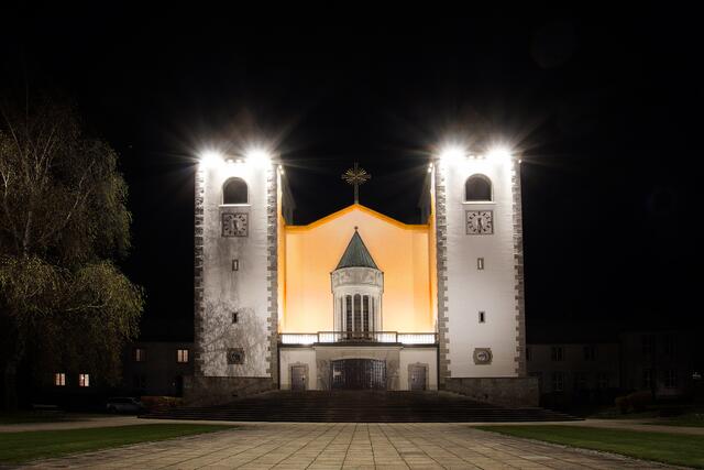 Die orange beleuchtete Herz-Jesu Kirche in Gmünd II