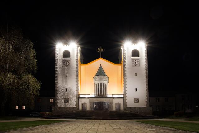 Die orange beleuchtete Herz-Jesu Kirche in Gmünd II | Foto: Soroptimist