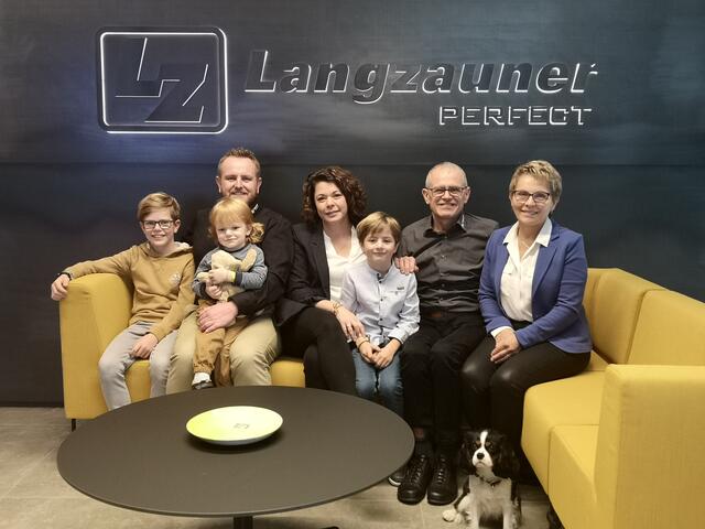 Die Familie Witzmann v.l.: Moritz, Leo, Thomas und Kerstin, Niklas, Erwin und Gerlinde mit Hündin Gina.