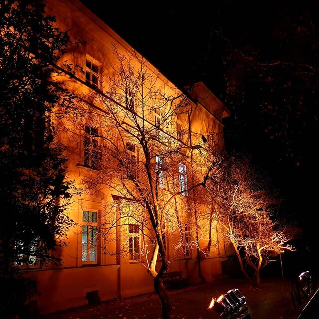 Das Verwaltungsgebäude des LKH Villach wird am 25. Oktober hell erleuchtet.