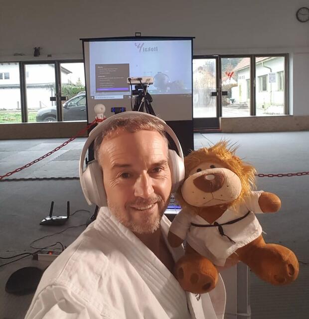 "Sensei" Markus Lakatos von der Itokai Kampfsportschule Carich hat einen Kampflöwen für seine Schüler mit dabei.