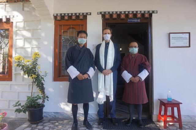 Beim Amtsantritt in Thimphu: Gerhard Adam (m.)