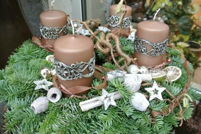 Adventkränze werden nach Hause geliefert.