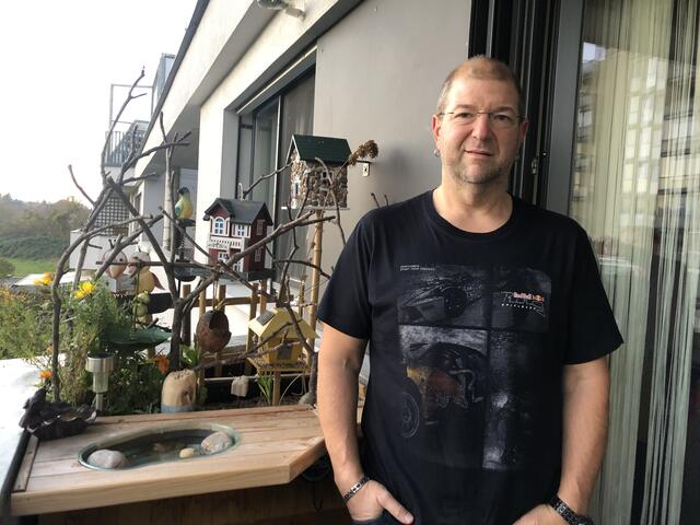 Peter Keim widmet seinen Balkon den Vögeln und hat ihnen einen Wellnessbereich gebaut.