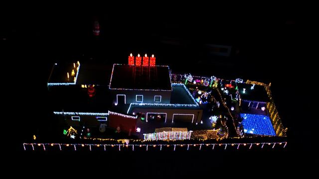 Das Highlight in diesem Jahr: ein überdimensionaler Adventkranz am Dach. Jedes Adventwochenende wird eine Kerze "entzündet".
