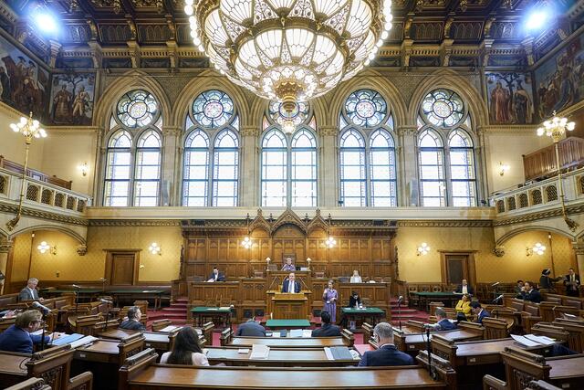 Der Gemeinderat im Frühjahr, als auch schon Corona-Abstandsregeln galten. Anders als heute herrschte damals aber keine Maskenpflicht, sondern die Anzahl der Teilnehmenden wurde reduziert. | Foto: PID/Markus Wache