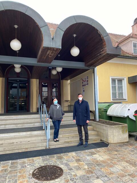 Die Stadtgemeinde Bärnbach mit Bgm. Jochen Bocksruker an der Spitze stellt Dr. Vera Hohl und Martin Korsatko das Volksheim für Testungen zur Verfügung.