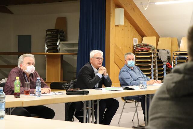 Bgm. Siegmund Geiger (Mi.) informierte bei der Gemeinderatssitzung zum Thema Venet. | Foto: Othmar Kolp