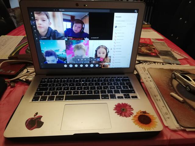 Schüler beim Online-Unterricht