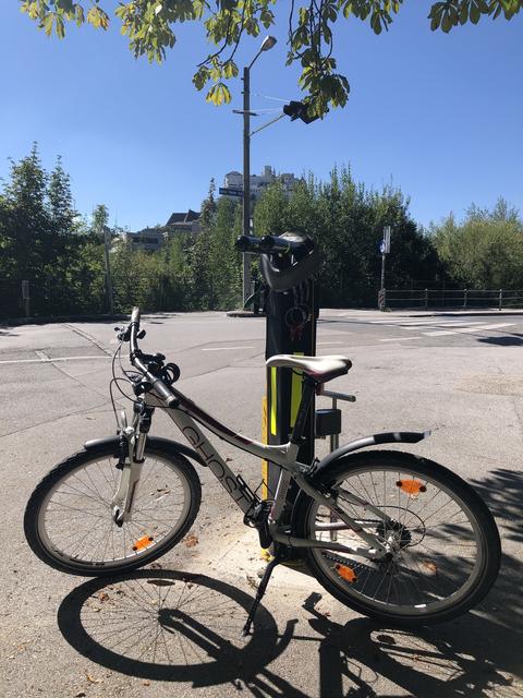Die Servicestation im Volksgarten bietet sich an, das eigene Rad zu überprüfen und zu warten.