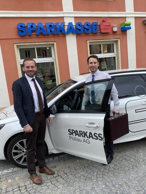 VDir. Jürgen Flicker (l.) und „Zusteller“ Rainer Handler