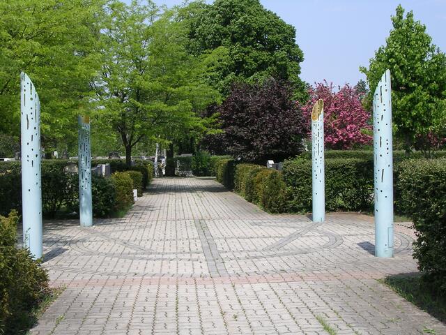 Die Lichtwächter am Gänserndorfer Friedhof von Manfred H. Bauch. | Foto: Manfred H. Bauch