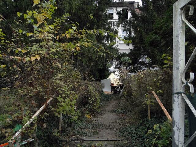 Die Villa wird ausgeräumt. Im Garten stapelt sich Gerümpel.