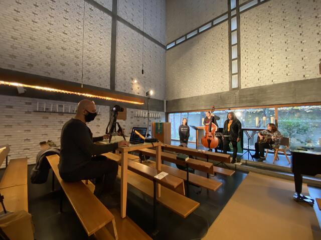 Aufnahme läuft: Beim Beitrag der Glaubenskirche für den digitalen Adventkalender kommen auch berührende Klänge nicht zu kurz. Die Aufnahmen fanden vor dem Lockdown statt. | Foto: Reza Maleki
