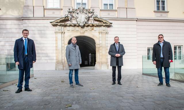 Gemeinsamer Einsatz für den Erhalt des MAN-Standorts Steyr – v.l.: Wirtschafts-Landesrat Markus Achleitner, Thomas Kutsam, Vorsitzender MAN-Angestelltenbetriebsrat, Landeshauptmann Thomas Stelzer und Erich Schwarz, Vorsitzender MAN-Arbeiterbetriebsrat.

 | Foto: Land OÖ/Andreas Röbl