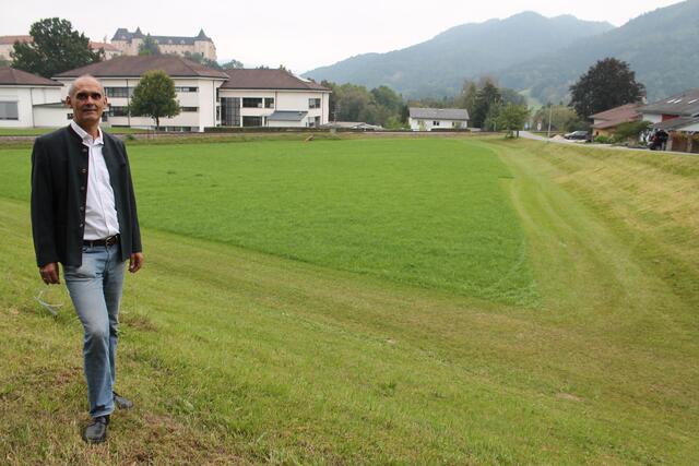 Direktor Andreas Kastenhofer auf besagter Grünfläche hinter der Schule.