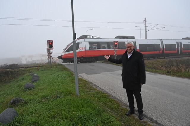 Thomas Steiner: „Mit dieser neuen Lichtzeichenanlage wird der letzte unbeschrankte Bahnübergang entschärft. Das Ziel für die Stadt ist aber weiter klar: Wir wollen dort so rasch wie möglich eine Schrankenanlage.“