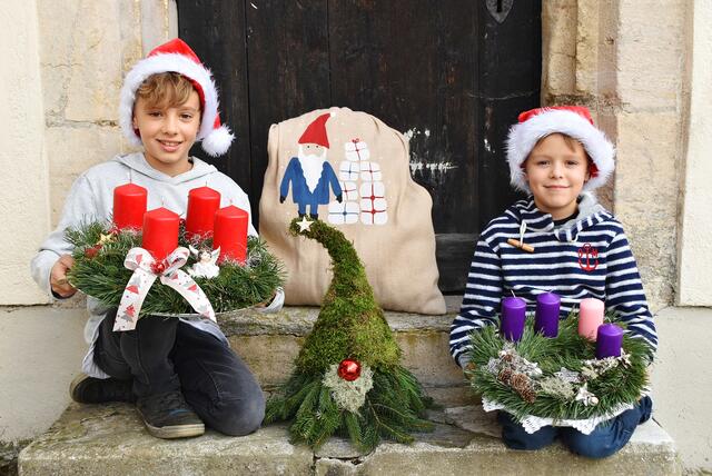 Die Brüder Maxi (links) und Alex freuen sich auch schon sehr auf den Besuch des Christkinds und halten ihre Weihnachtsmütze schon jetzt – rechtzeitig vor dem Heiligen Abend – parat.