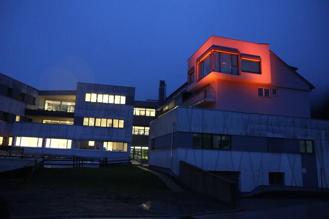 Das auf Altersmedizin und Psychosomatik spezialisierte Öffentliche Krankenhaus Waiern wird als Zeichen gegen Gewalt an Frauen und Mädchen wieder orange.