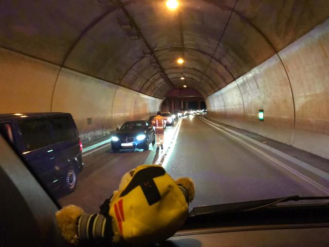 Die Feuerwehren See, Kappl und Mathon versorgten die im Stau stehenden Gäste mit Getränken und Süßigkeiten. | Foto: Feuerwehr See