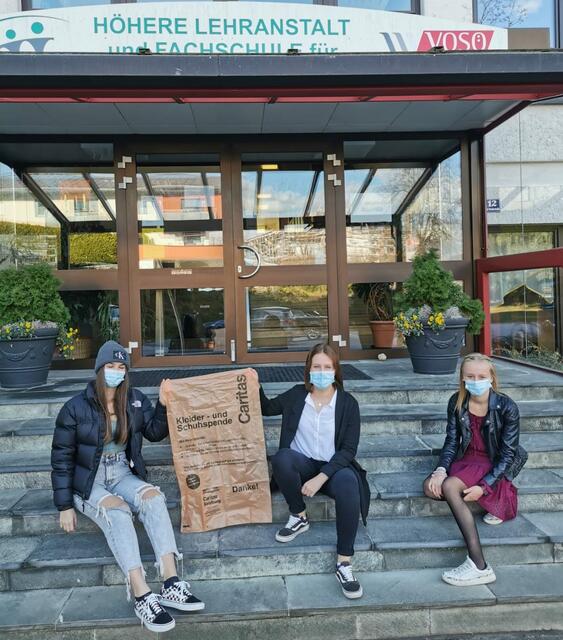Delia, Laura und Marina nahmen an der Aktion "Geteiltes (K)leid ist halbes Leid" der young Caritas teil.