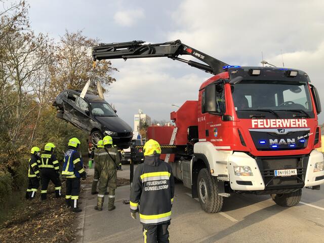 Das deformierte Auto wurde von den Einsatzkräften mittels Kran von der Unfallstelle entfernt.