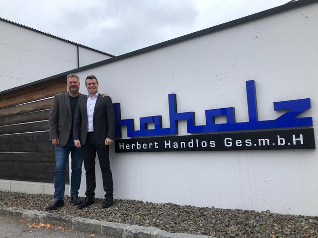 Holzbruderschaft (von links): Verkaufsleiter Peter Handlos, Geschäftsführer Herbert Handlos.