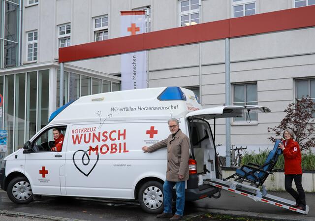 Mit dem Rotkreuz-Wunschmobil erfüllt das OÖ. Rote Kreuz Herzenswünsche von Menschen in ihrer letzten Lebensphase.  | Foto: OÖRK/Celik