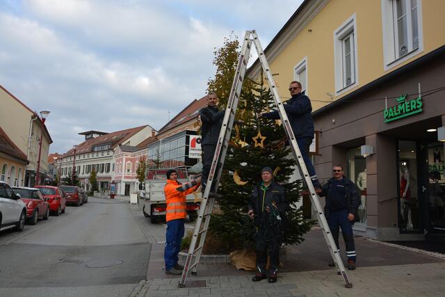 Viele fleißige Hände bringen die Hauptstraße bis zum ersten Adventsonntag zum Leuchten.