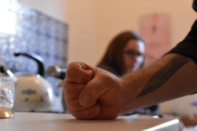 Jede 5. Frau wird in ihrem Leben Opfer von sexueller oder körperlicher Gewalt. Die meisten Fälle ereignen sich im eigenen Zuhause. Ein Ausbruch ist oft nicht möglich: Finanzielle und emotionale Abhängigkeiten erschweren den Ausstieg aus einer gewalttätigen Beziehung.