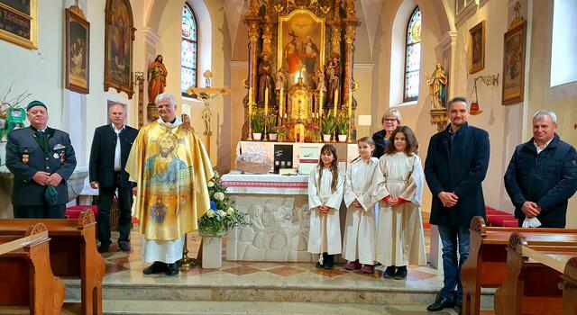 Pfarrer Thomas Babski (3.v.l.) hat sich in Tieschen verabschiedet. Stradens Pfarrer Johannes Lang leitet künftig die Pfarre.  | Foto: Marktgemeinde Tieschen