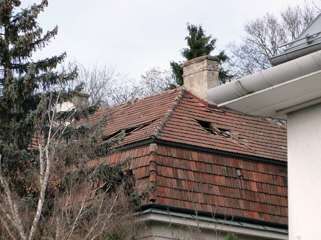 Freyenthurmgasse 16 in den vergangenen Tagen: Fenster und Dachluken werden herausgebrochen.