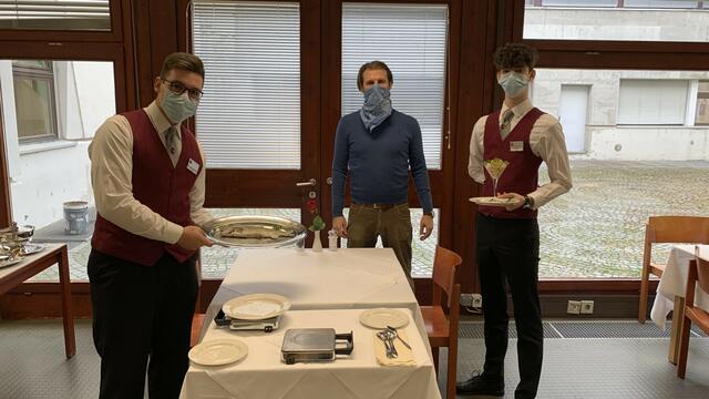 Tobias Wohlfahrt aus Maria Taferl und Christoph Resch aus Ybbs beim richtigen Filetieren, Marinieren und Anrichten einer Forelle inklusive Fischcocktail mit Servierlehrer Jo Habegger aus Artstetten. | Foto: Haiderer