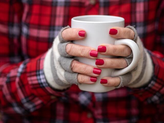 Gerade Frauen neigen zu frostigen Fingern und kalten Füßen. Wissenschaftler vermuten, ein möglicher Grund dafür sei, dass Frauen in der Regel nicht so viele wärmenden Muskeln besitzen.