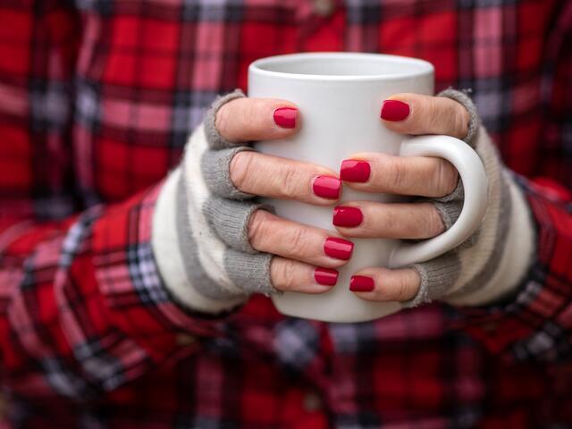 Gerade Frauen neigen zu frostigen Fingern und kalten Füßen. Wissenschaftler vermuten, ein möglicher Grund dafür sei, dass Frauen in der Regel nicht so viele wärmenden Muskeln besitzen. | Foto: Symbolbild Pixabay