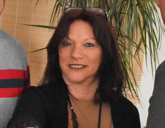 Wäre das Abhalten der Vollversammlung nicht derart wichtig für die umittelbare Zukunft des heischen Tourismus, so würde man auch nicht am Termin so eisern festhalten, betont Obfrau Lisbeth Schwarzenbacher. Und sie sagt: "Elisabeth Löcker ist Mitglied im Ausschuss, war aber – und das sollte man an dieser Stelle schon erwähnen – bei keinem unserer diesjährigen Termine im Gremium anwesend. Sie hätte dort zu all diesen Themen, die auch auf der Tagesordnung ersichtlich waren, mit uns diskutieren und ihre Meinung kundtun können, anstatt jetzt die Debatte öffentlich auszutragen."
Löcker verteidigt sich gegen diese Aussage: "Die Ausschusssitzungen sind immer donnerstags am Abend anberaumt. Donnerstags kann ich berufsbedingt nicht. Auch mein Stellvertreter ist in der Hochsaison im Sommer Donnerstagabend verhindert. Daher rege ich schon lange an, man möge die Ausschüsse zu Wochenbeginn tagen lassen, damit ich daran teilnehmen kann. So musste ich zuletzt leider entschuldigt fehlen."