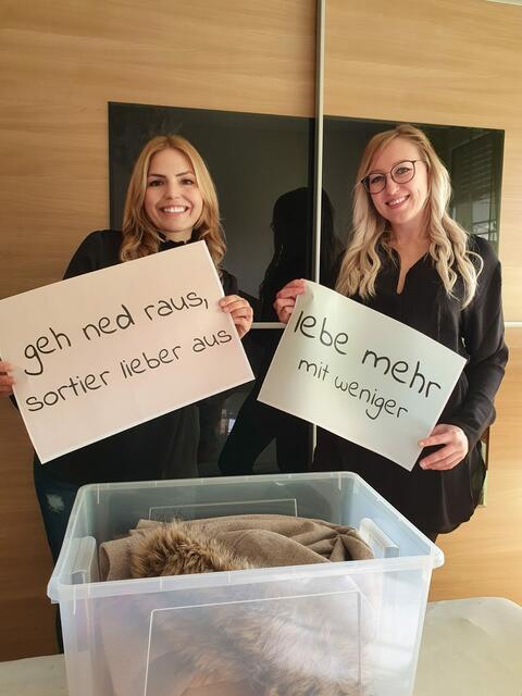 Die beiden Initiatorinnen der Initiative "Bleib z´haus - sortier aus" Carina Frühwirth und Julia Strempfl, wollen auch andere animieren ihre Schränke für den guten Zweck zu durchforsten.
