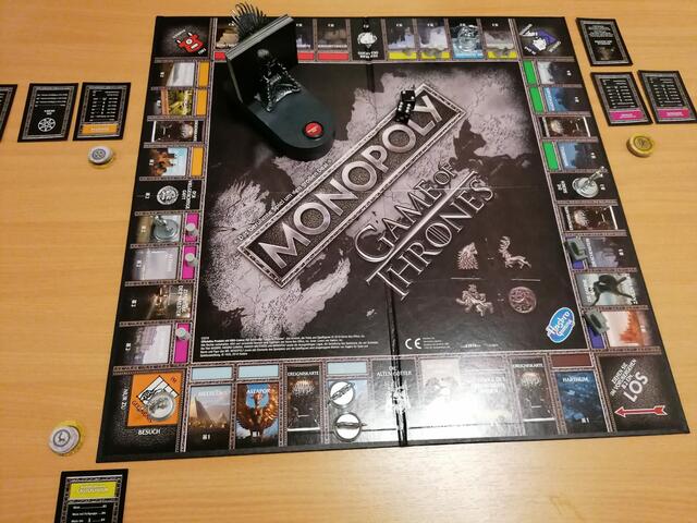 Bei der Monopoly-Sonderausgabe wurde das Spielthema ins „Game of Thrones“-Universum verlegt. Highlight ist der Thron, er dient als Kartenhalter und kann die opulente Eröffnungsmelodie der Serie spielen. Das Spielprinzip bleibt freilich das gleiche wie beim Erfolgsspiel Monopoly.