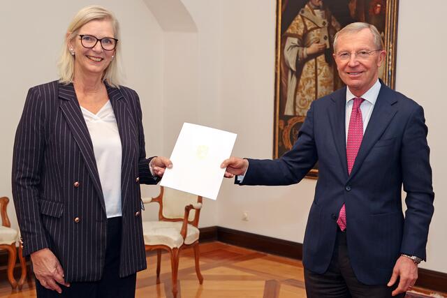 Dekretverleihung für Karin Gföllner zur Bestellung zur neuen Bezirkshauptfrau für den Bezirk Flachgau - in den Amtsräumen von Landeshauptmann Wilfried Haslauer.