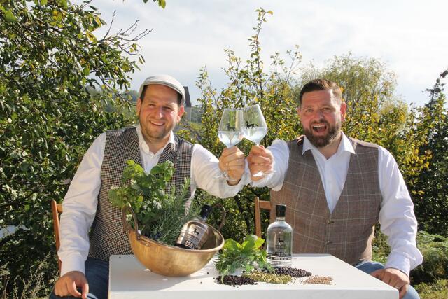 Martin und Johannes Steiner stoßen auf den Erfolg an.