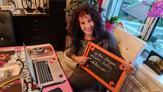 Christa Drussnitzer vom FSSZ Spittal beim Home-Schooling mit der gut bewährten Schiefertafel.