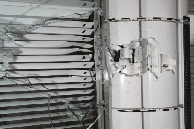 Durch den Einschuss entstanden große Schäden am Fenster in der St. Aegyder Wohnung.
