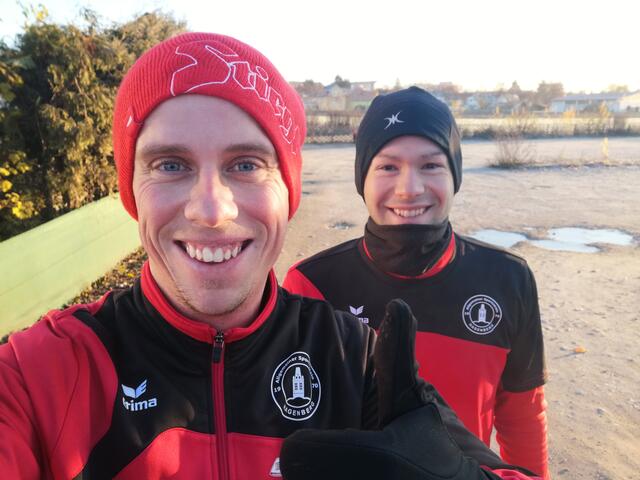 Spieler Clemens Petermeier (rechts) und Kampfmannschaft-Trainer Fabian Sailer laufen fürs BezirksRundschau Christkind.